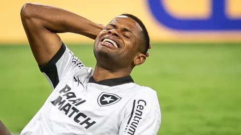 Júnior Santos vira preocupação no Botafogo.