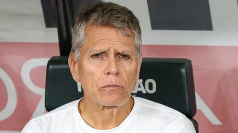 Autuori tenta estabelecer uma comunicação com os torcedores do Coritiba.
