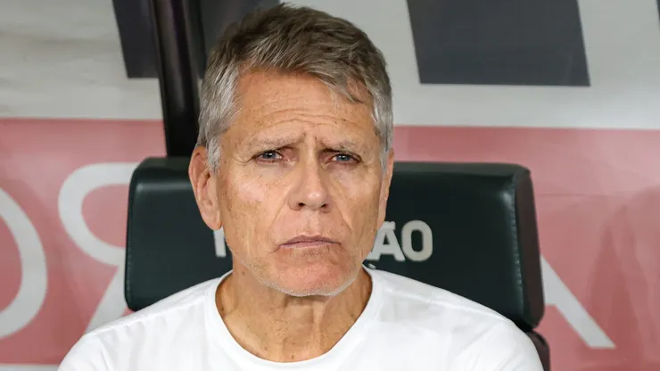 Autuori tenta estabelecer uma comunicação com os torcedores do Coritiba.