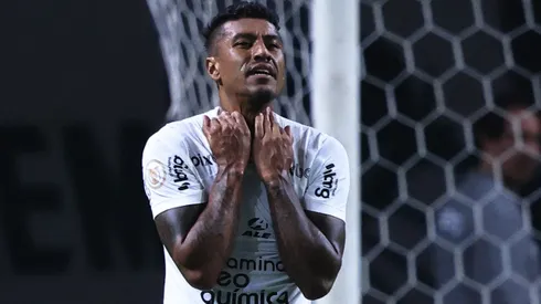 Paulinho deve deixar o Corinhtians em breve.