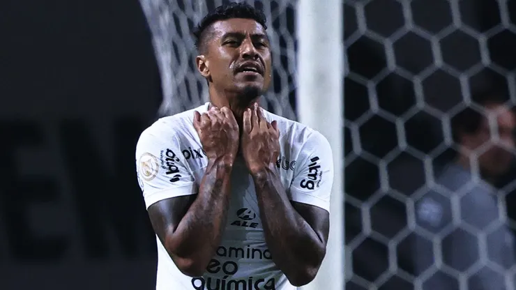 Paulinho deve deixar o Corinhtians em breve.