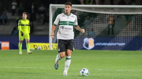 Thiago Dombroski durante confronto contra o Bahia no Campeonato Brasileiro de 2023.