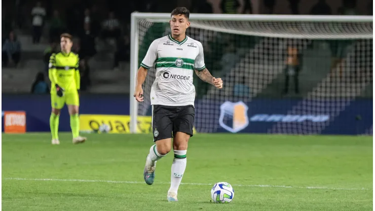 Thiago Dombroski durante confronto contra o Bahia no Campeonato Brasileiro de 2023.