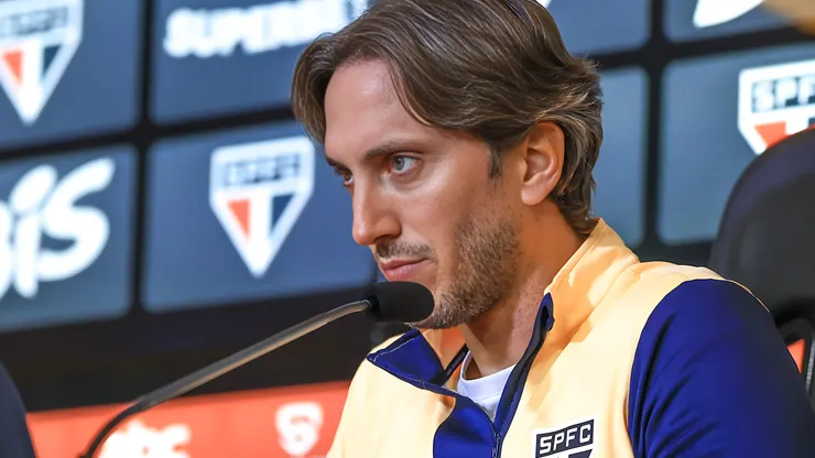 Luis Zubeldía é apresentado como novo técnico do São Paulo. Treinador pode ganhar novo reforço.
