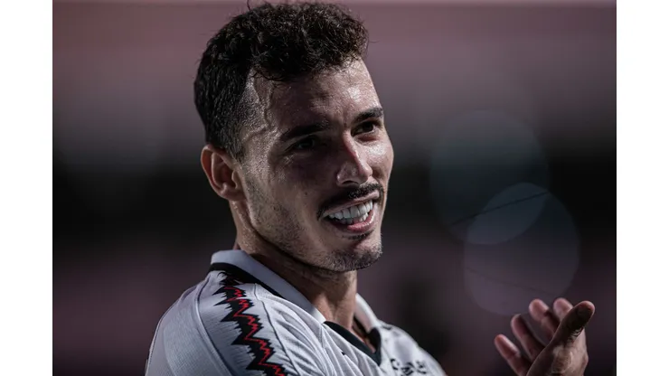 Zeca durante confronto contra o Atlético-GO na Série B de 2023. Jogador está de saída do Vitória.
