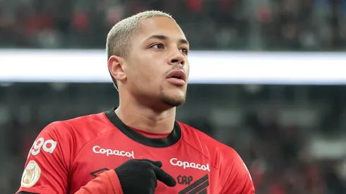 Vitor Roque jogador do Athletico-PR comemora seu gol durante partida contra o Fluminense no estádio Arena da Baixada pelo campeonato Brasileiro A 2023. Atacante deve ter nova chance no Barça.