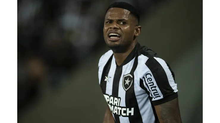 Júnior Santos durante confronto contra o Bragantino na Libertadores 2024.