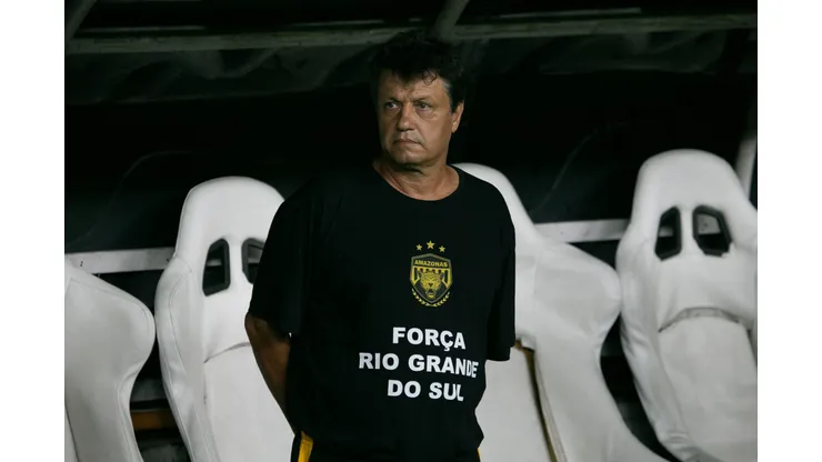 Adilson Batista durante confronto contra o Ceará na Série B.