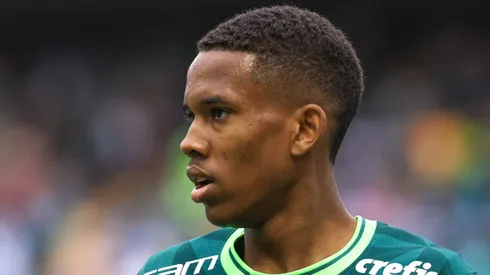 Estevao jogador do Palmeiras durante partida contra o Sport no estadio Arena Barueri pelo campeonato Copa Sao Paulo 2024. Atacante está com saída bem encaminhada.