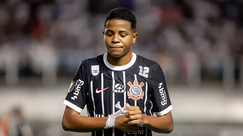 Wesley do Corinthians durante partida contra o Santos no estádio Vila Belmiro pelo campeonato Paulista 2024. Atacante deve deixar o clube paulista.