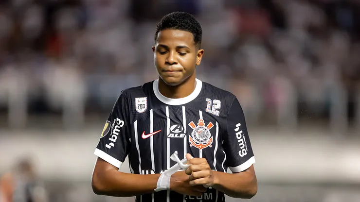 Wesley do Corinthians durante partida contra o Santos no estádio Vila Belmiro pelo campeonato Paulista 2024. Atacante deve deixar o clube paulista.