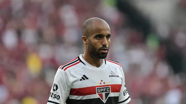 Lucas jogador do São Paulo durante partida contra o Flamengo no estádio Maracanã pelo campeonato Copa do Brasil 2023. Atleta pode ajudar em contratação de peso.