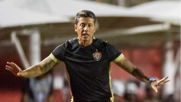 Thiago Carpini tecnico do Vitoria durante partida contra o Botafogo no estadio Barradao pelo campeonato Copa Do Brasil 2024. Jhony Pinho/AGIF