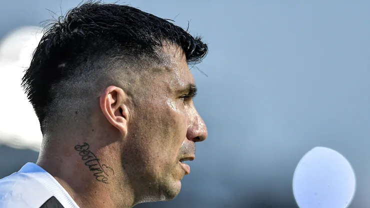 Medel jogador do Vasco durante partida contra o Gremio no estadio Sao Januario pelo campeonato Brasileiro A 2024. Defensor deve deixar o clube.