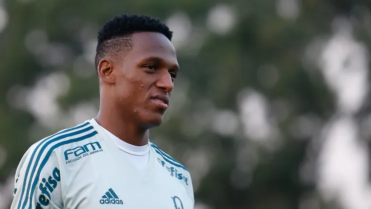 Mina durante treino do Palmeiras no CT Academia de Futebol. Zagueiro pode chegar no Cruzeiro.