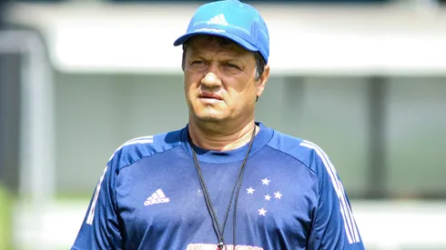 Técnico Adilson Batista do Cruzeiro durante treino no CT Toca II. Veterano despistou sobre possível volta.