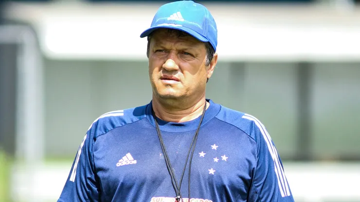 Técnico Adilson Batista do Cruzeiro durante treino no CT Toca II. Veterano despistou sobre possível volta.