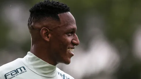 Mina durante treino no CT Academia de Futebol. Defensor é cotado no time mineiro.