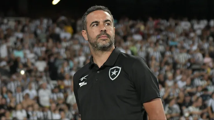 Artur Jorge pode escalar 3 volantes no Botafogo.