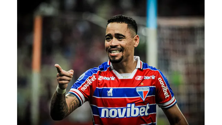 Yago Pikachu jogador do Fortaleza comemora seu gol com jogadores do seu time durante partida contra o Estudiantes de Merida no estadio Arena Castelao pelo campeonato Copa Sul-Americana 2023. Meia é pedido na Colina.