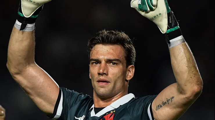 Leo Jardim goleiro do Vasco comemoram vitoria por penaltis em decisao durante partida contra o Fortaleza no estadio Sao Januario pelo campeonato Copa Do Brasil 2024. Thiago Ribeiro/AGIF