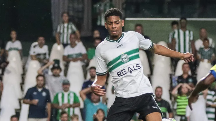 Thalisson jogador do Coritiba disputa lance com o goleiro Denison e jogador Hebert do Andraus durante partida no estadio Couto Pereira pelo campeonato Paranaense 2024.