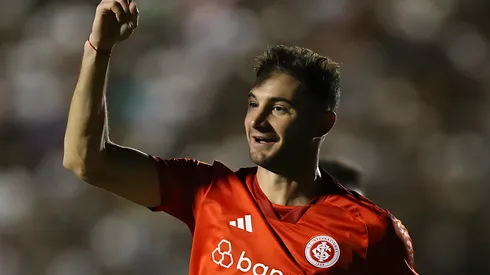 Alário jogador do Internacional (RS) comemora gol durante a partida contra o Asa (AL) no estádio Coaracy da Mata Fonseca em Arapiraca (AL) pela copa do Brasil 2024, nesta quarta-feira (28). Foto: Marlon Costa/AGIF