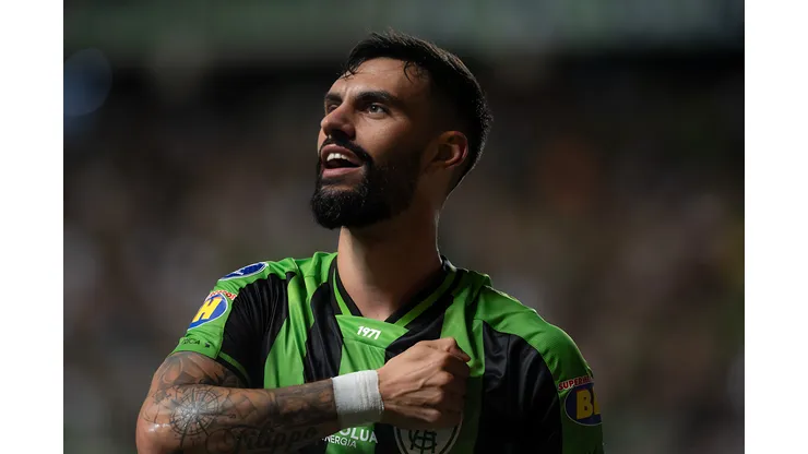 Gonzalo Mastriani jogador do América-MG comemora seu gol durante partida contra o Peñarol no estádio Independência pelo campeonato Copa Sul-Americana 2023. Atacante é desejado pelos gremistas.