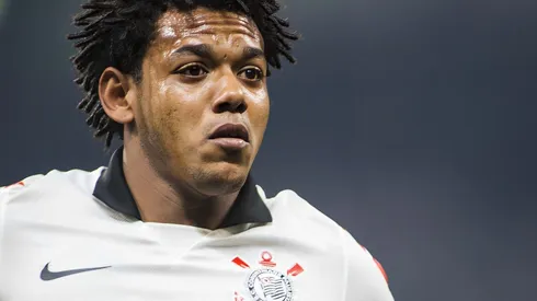 Romarinho do Corinthians disputa lance com jogador do Internacional durante partida do Campeonato Brasileiro serie A 2014, na Arena Corinthians/Sao Paulo. Ponta é pedido no Cabuloso.