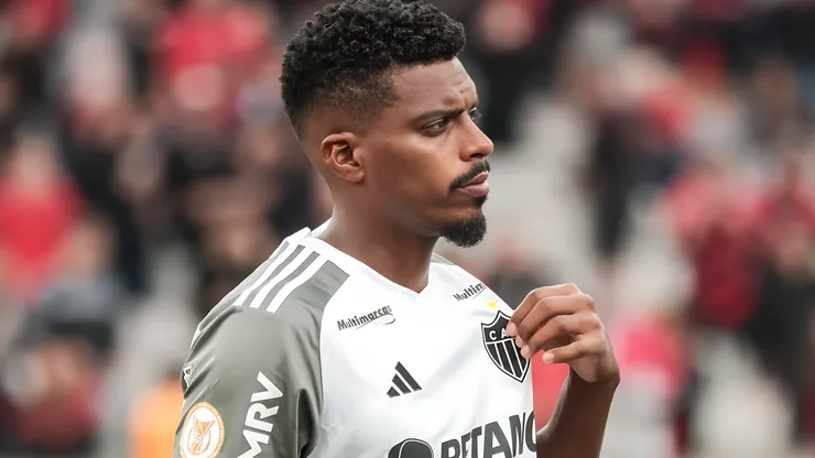 Jemerson jogador do Atlético-MG durante execução do hino nacional antes da partida contra o Athletico-PR no estádio Arena da Baixada pelo campeonato Brasileiro A 2023.