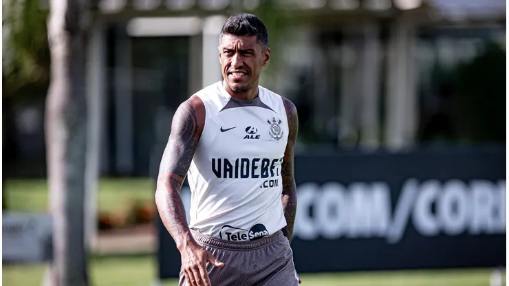 Paulinho em treinamento no CT do Corinthians. Jogador tem futuro incerto.