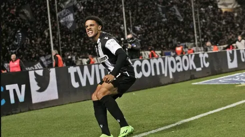 Taison comemorando o gol que deu o título ao PAOOK. Foto: Divulgação/PAOOK