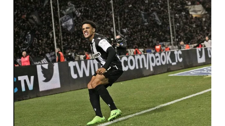 Taison comemorando o gol que deu o título ao PAOOK. Foto: Divulgação/PAOOK