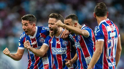 Jogadores do Bahia comemoram vitoria ao final da partida contra o Bragantino no estadio Arena Fonte Nova pelo campeonato Brasileiro A 2024. Jhony Pinho/AGIF