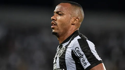 Marlon Freitas durante confronto contra o Junior Barranquilla na Libertadores de 2024.