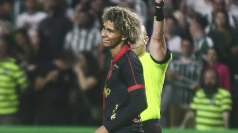 Pedro Lima jogador do Sport recebe cartao amarelo do arbitro durante partida contra o Coritiba no estadio Couto Pereira pelo campeonato Brasileiro B 2024.