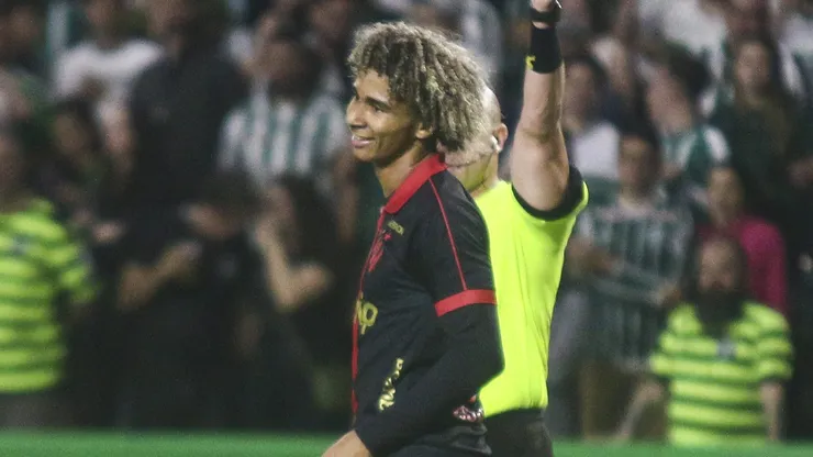 Pedro Lima jogador do Sport recebe cartao amarelo do arbitro durante partida contra o Coritiba no estadio Couto Pereira pelo campeonato Brasileiro B 2024.
