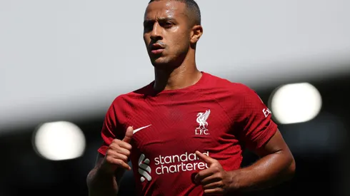 Thiago durante confronto contra o Fulham na Premier League.