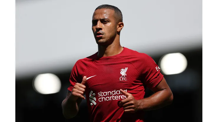 Thiago durante confronto contra o Fulham na Premier League.