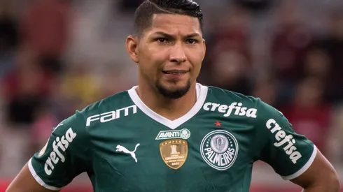Rony jogador do Palmeiras durante execucao do hino nacional antes da partida contra o Athletico-PR no estadio Arena da Baixada pelo campeonato Brasileiro A 2022. Atacante não deve pintar no time mineiro