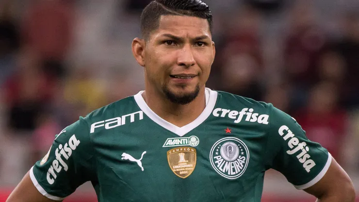 Rony jogador do Palmeiras durante execucao do hino nacional antes da partida contra o Athletico-PR no estadio Arena da Baixada pelo campeonato Brasileiro A 2022. Atacante não deve pintar no time mineiro
