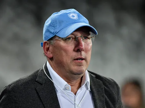 Em vitória do Botafogo, John Textor protesta contra a arbitragem