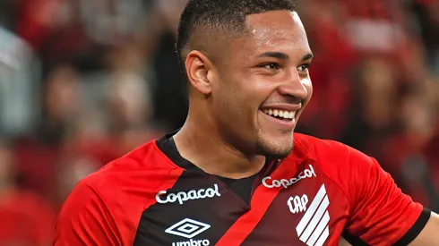 Vitor Roque jogador do Athletico-PR comemora seu gol durante partida contra o Sãojoseense no estádio Arena da Baixada pelo campeonato Paranaense 2023. Jogador voltou a atuar pelo Barça.