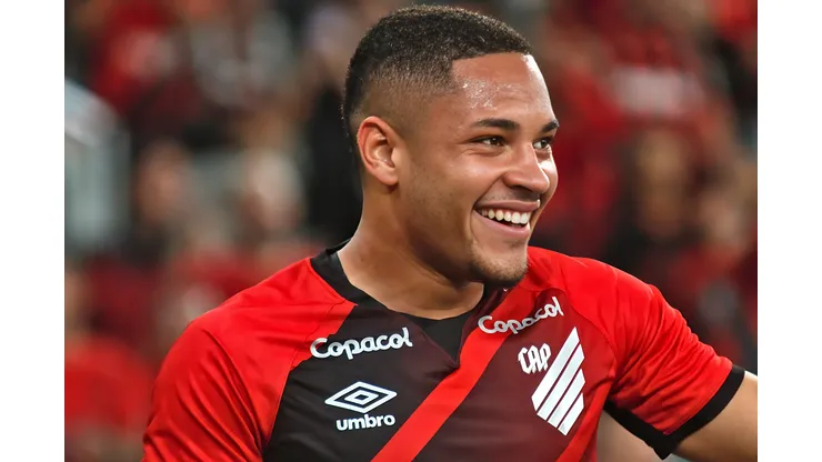 Vitor Roque jogador do Athletico-PR comemora seu gol durante partida contra o Sãojoseense no estádio Arena da Baixada pelo campeonato Paranaense 2023. Jogador voltou a atuar pelo Barça.