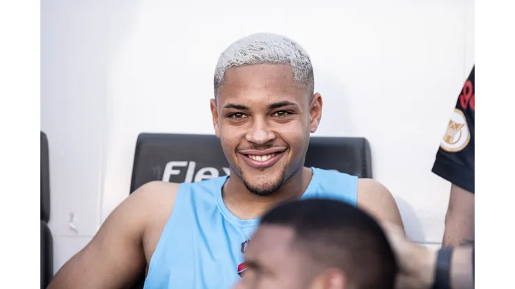 Vitor Roque jogador do Athletico-PR durante partida contra o Santos no estadio Vila Belmiro pelo campeonato Brasileiro A 2023.