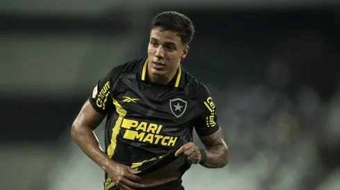 Carlos Alberto está emprestado pelo Botafogo.