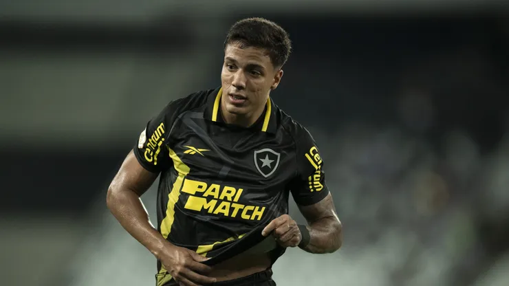 Carlos Alberto está emprestado pelo Botafogo.