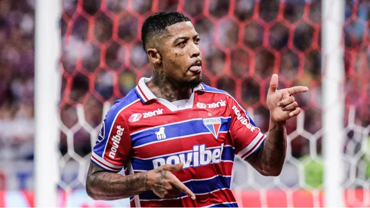 Marinho jogador do Fortaleza comemora seu gol durante partida contra o America-MG no estadio Arena Castelao pelo campeonato Copa Sul-Americana 2023. Lucas Emanuel/AGIF