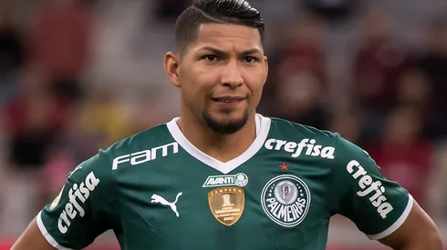 Rony jogador do Palmeiras durante execução do hino nacional antes da partida contra o Athletico-PR no estádio Arena da Baixada pelo campeonato Brasileiro A 2022. Atacante é desejado por rival.