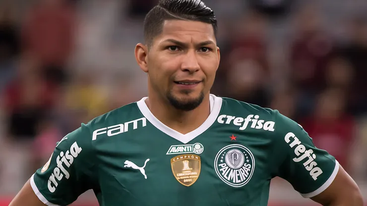 Rony jogador do Palmeiras durante execução do hino nacional antes da partida contra o Athletico-PR no estádio Arena da Baixada pelo campeonato Brasileiro A 2022. Atacante é desejado por rival.